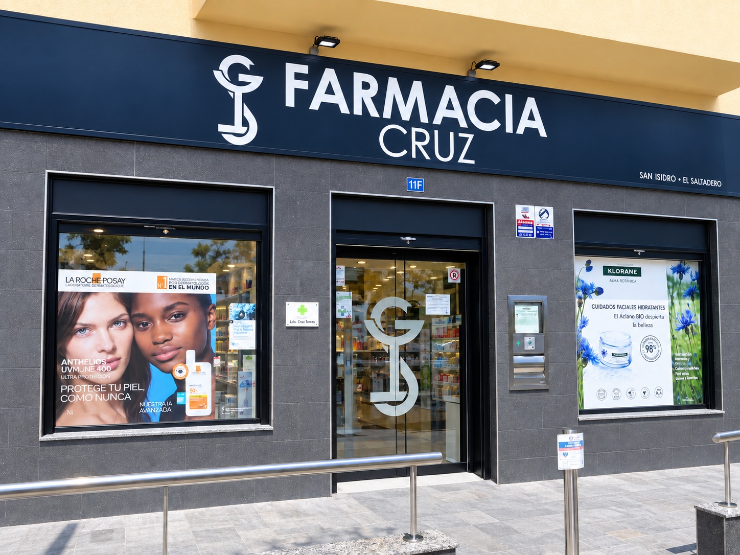 Fachada de Farmacia Cruz en San Isidro